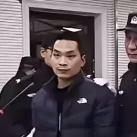 为了钱财，残忍杀害发小一家三口的人的面相
